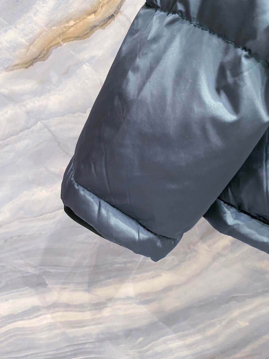 Prada&普拉达FW2025秋冬新款羽绒服。柜子在售款，一件难求。采用定制防风防雨面料，抗皱立挺有型，