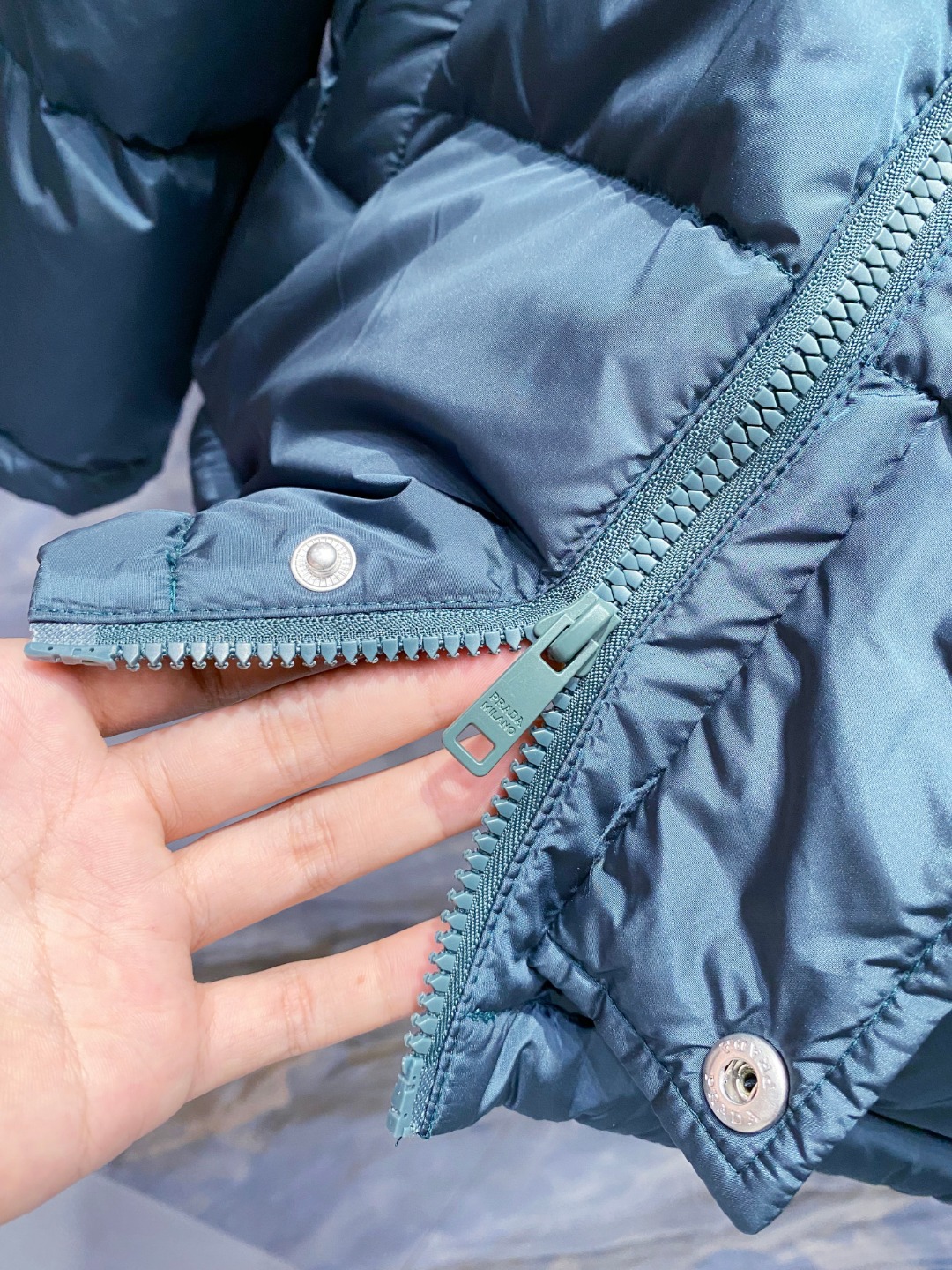 Prada&普拉达FW2025秋冬新款羽绒服。柜子在售款，一件难求。采用定制防风防雨面料，抗皱立挺有型，