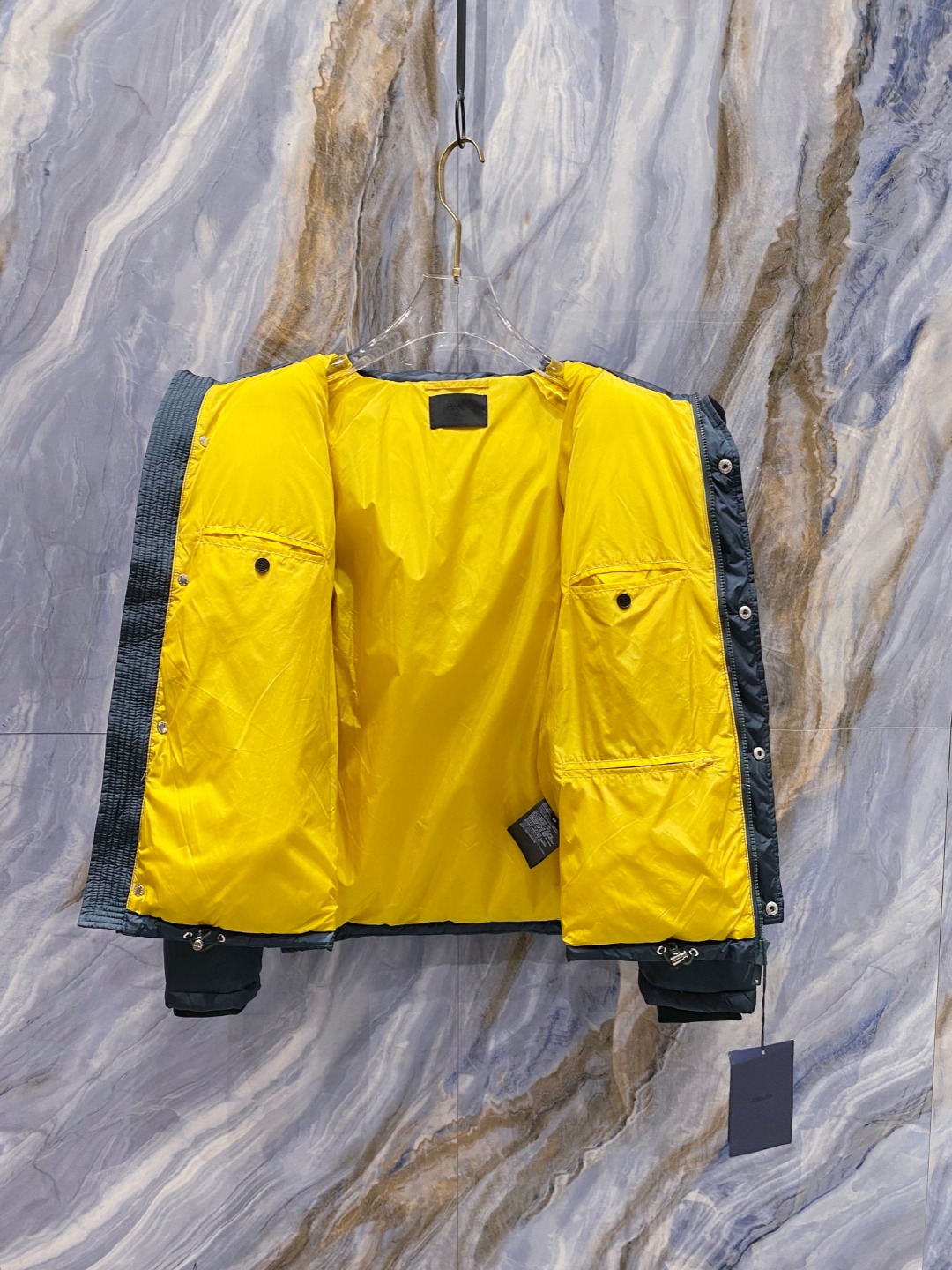 Prada&普拉达FW2025秋冬新款羽绒服。柜子在售款，一件难求。采用定制防风防雨面料，抗皱立挺有型，