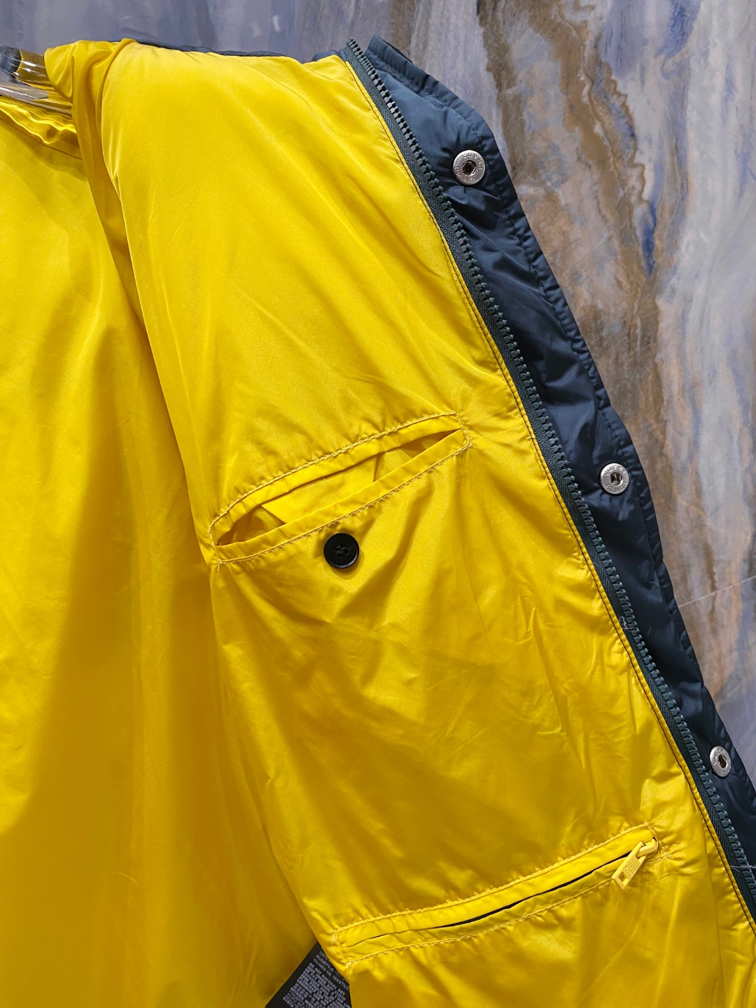 Prada&普拉达FW2025秋冬新款羽绒服。柜子在售款，一件难求。采用定制防风防雨面料，抗皱立挺有型，