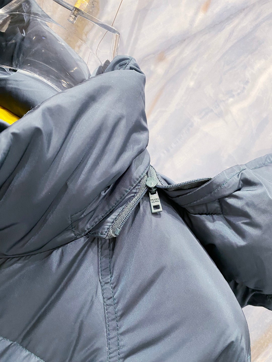 Prada&普拉达FW2025秋冬新款羽绒服。柜子在售款，一件难求。采用定制防风防雨面料，抗皱立挺有型，