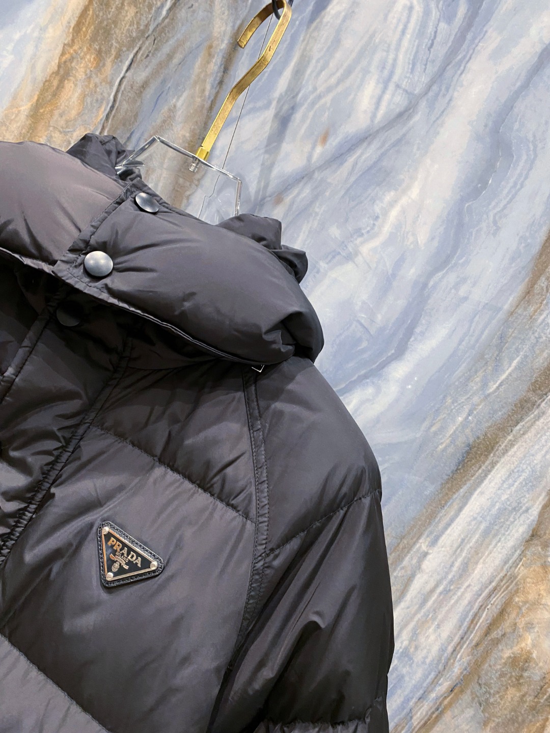 Prada&普拉达FW2025秋冬新款羽绒服。柜子在售款，一件难求。采用定制防风防雨面料，抗皱立挺有型，