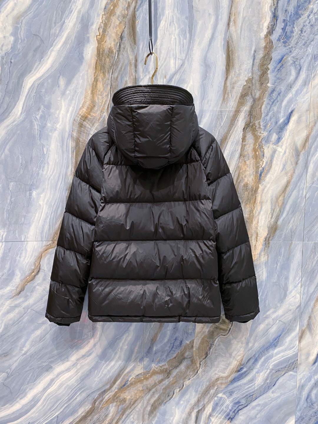 Prada&普拉达FW2025秋冬新款羽绒服。柜子在售款，一件难求。采用定制防风防雨面料，抗皱立挺有型，