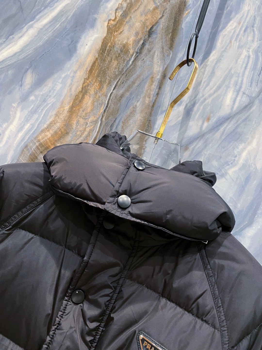 Prada&普拉达FW2025秋冬新款羽绒服。柜子在售款，一件难求。采用定制防风防雨面料，抗皱立挺有型，