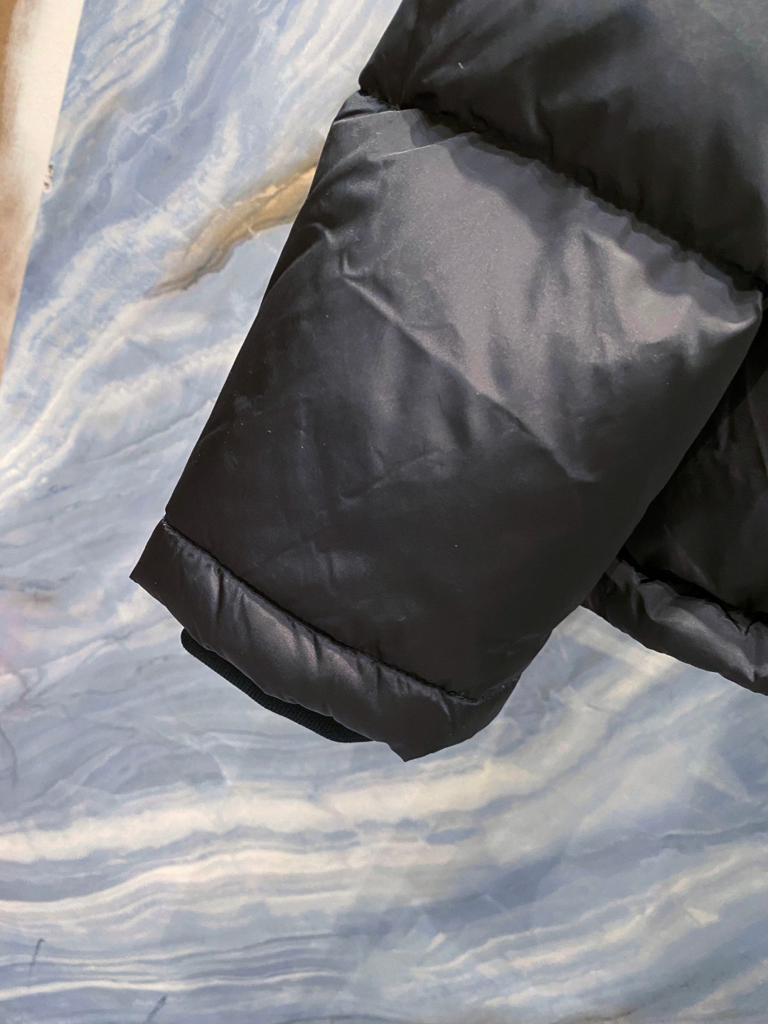 Prada&普拉达FW2025秋冬新款羽绒服。柜子在售款，一件难求。采用定制防风防雨面料，抗皱立挺有型，