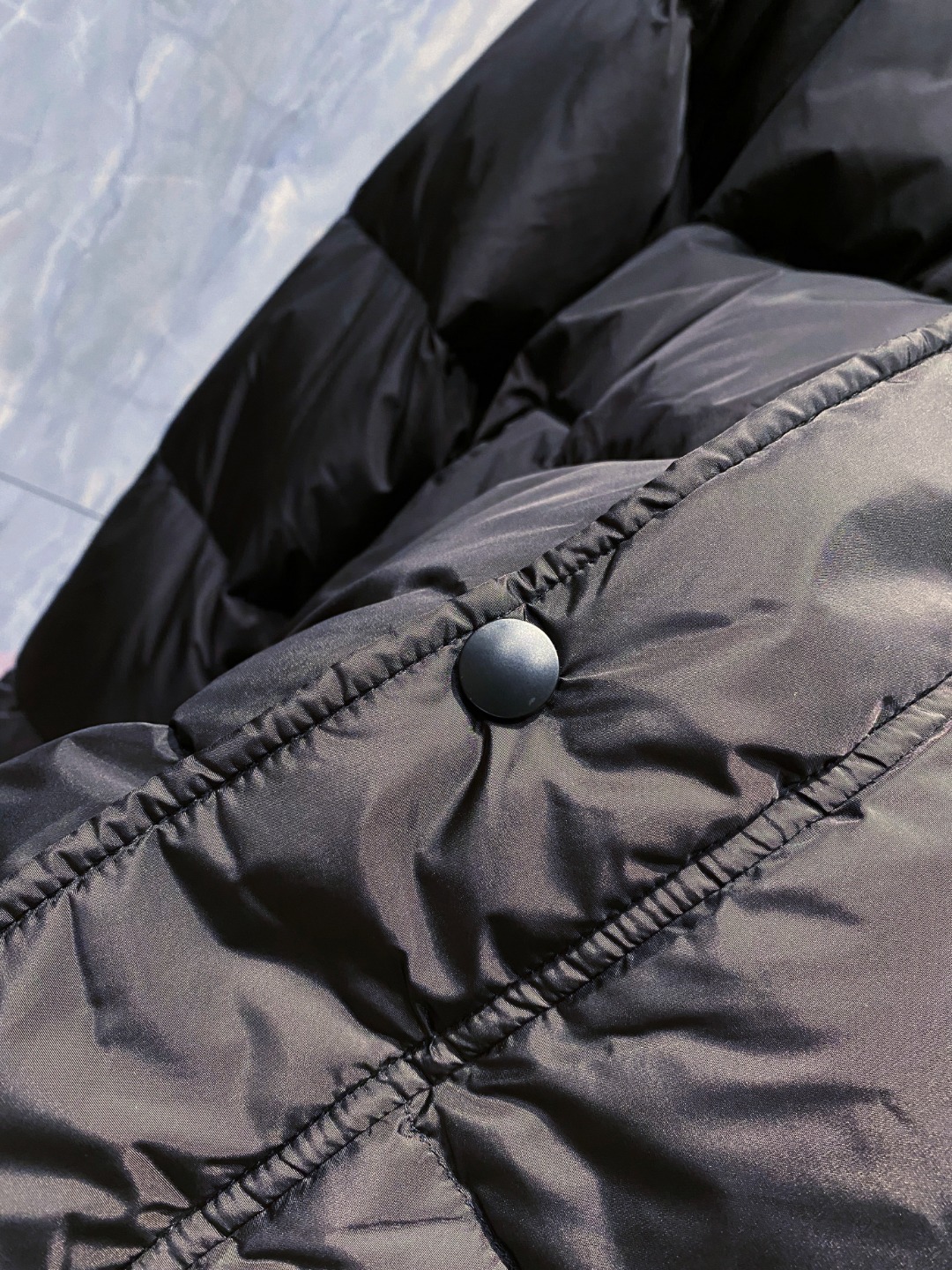 Prada&普拉达FW2025秋冬新款羽绒服。柜子在售款，一件难求。采用定制防风防雨面料，抗皱立挺有型，