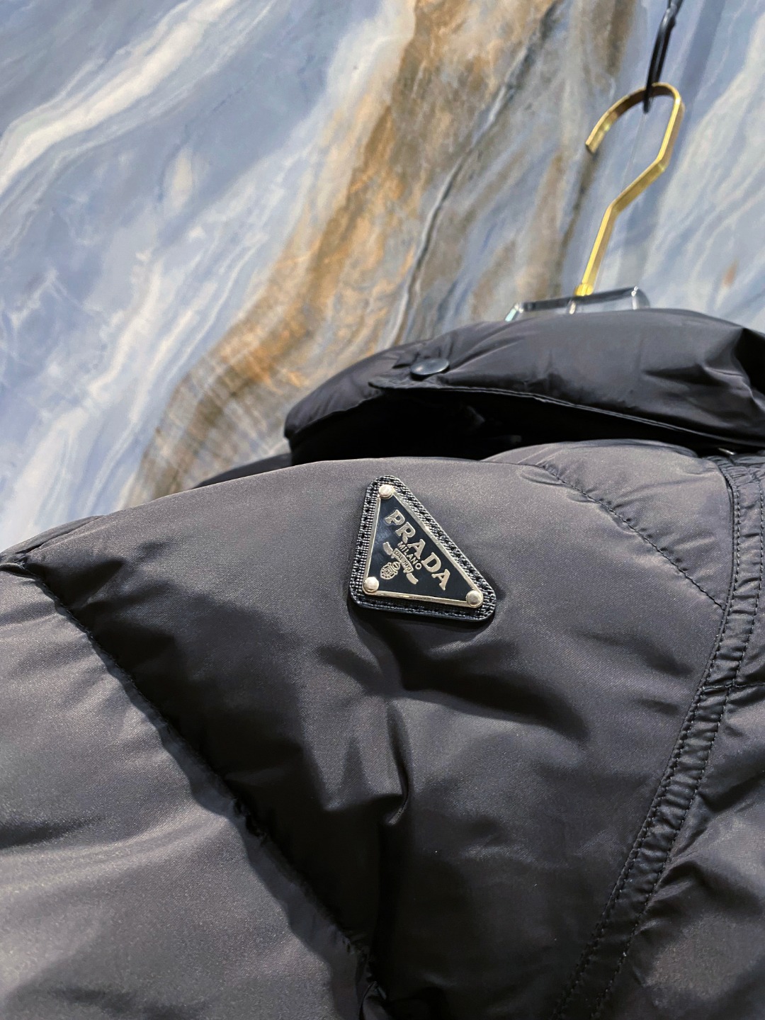 Prada&普拉达FW2025秋冬新款羽绒服。柜子在售款，一件难求。采用定制防风防雨面料，抗皱立挺有型，