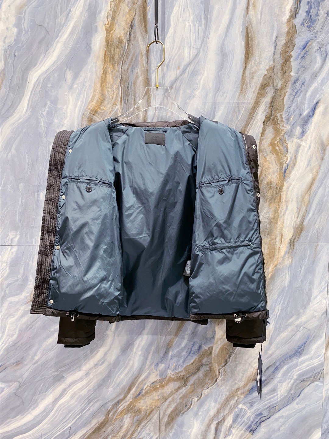 Prada&普拉达FW2025秋冬新款羽绒服。柜子在售款，一件难求。采用定制防风防雨面料，抗皱立挺有型，