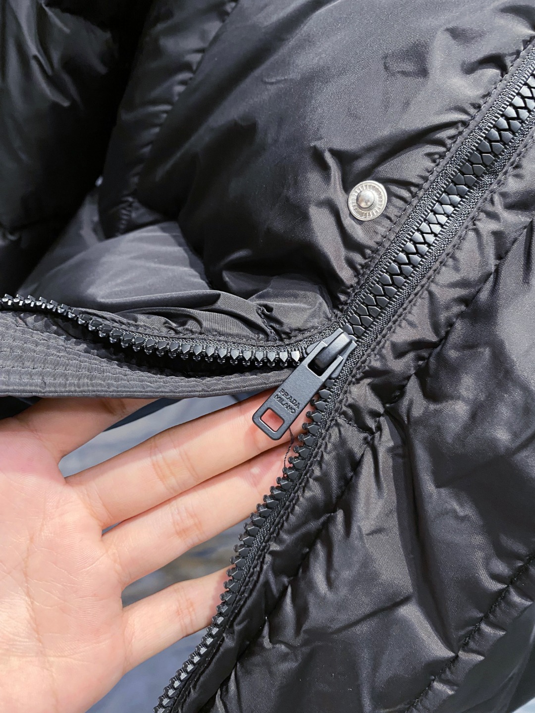 Prada&普拉达FW2025秋冬新款羽绒服。柜子在售款，一件难求。采用定制防风防雨面料，抗皱立挺有型，
