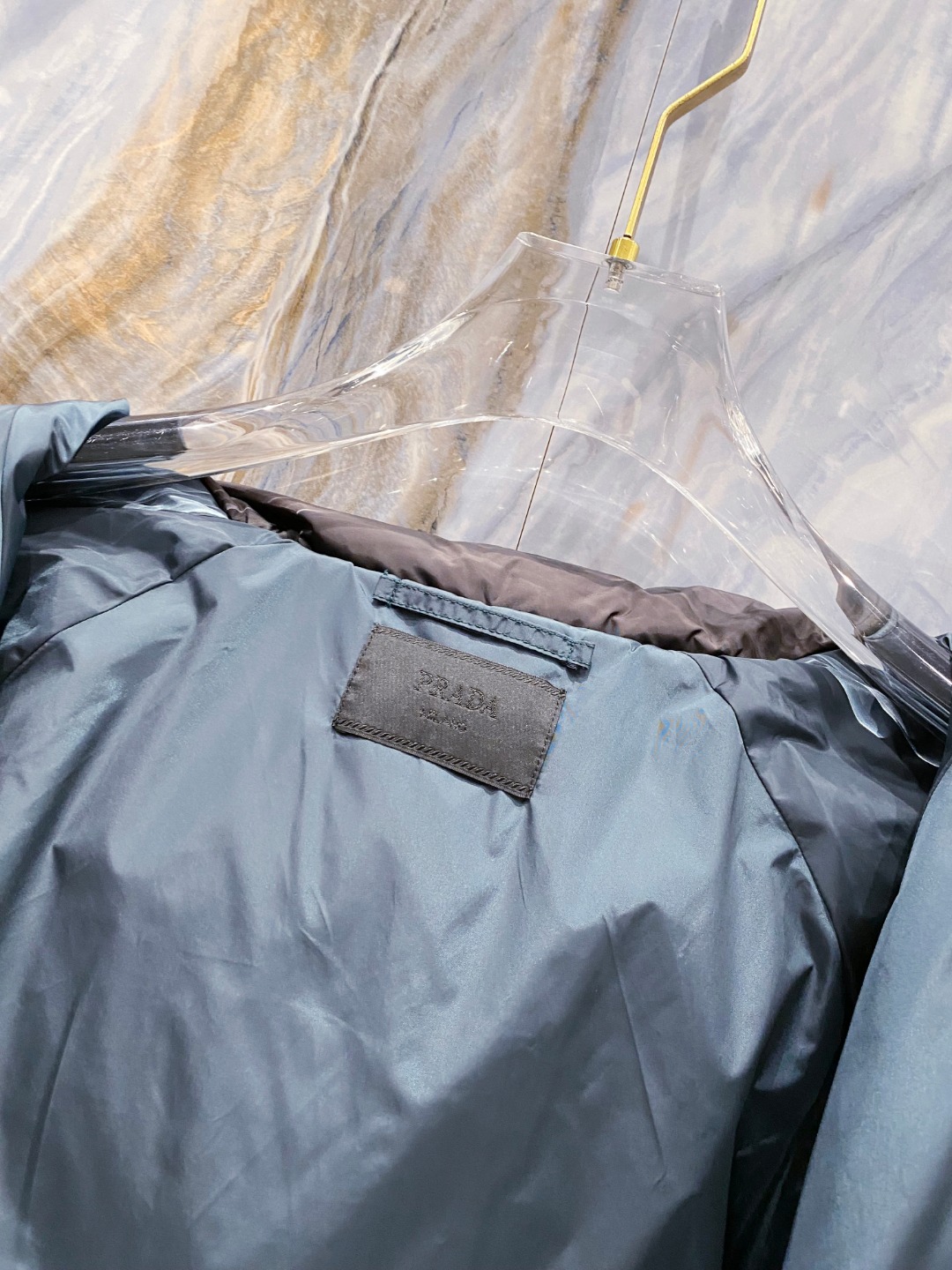 Prada&普拉达FW2025秋冬新款羽绒服。柜子在售款，一件难求。采用定制防风防雨面料，抗皱立挺有型，