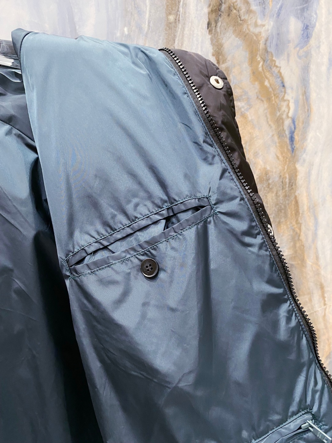 Prada&普拉达FW2025秋冬新款羽绒服。柜子在售款，一件难求。采用定制防风防雨面料，抗皱立挺有型，