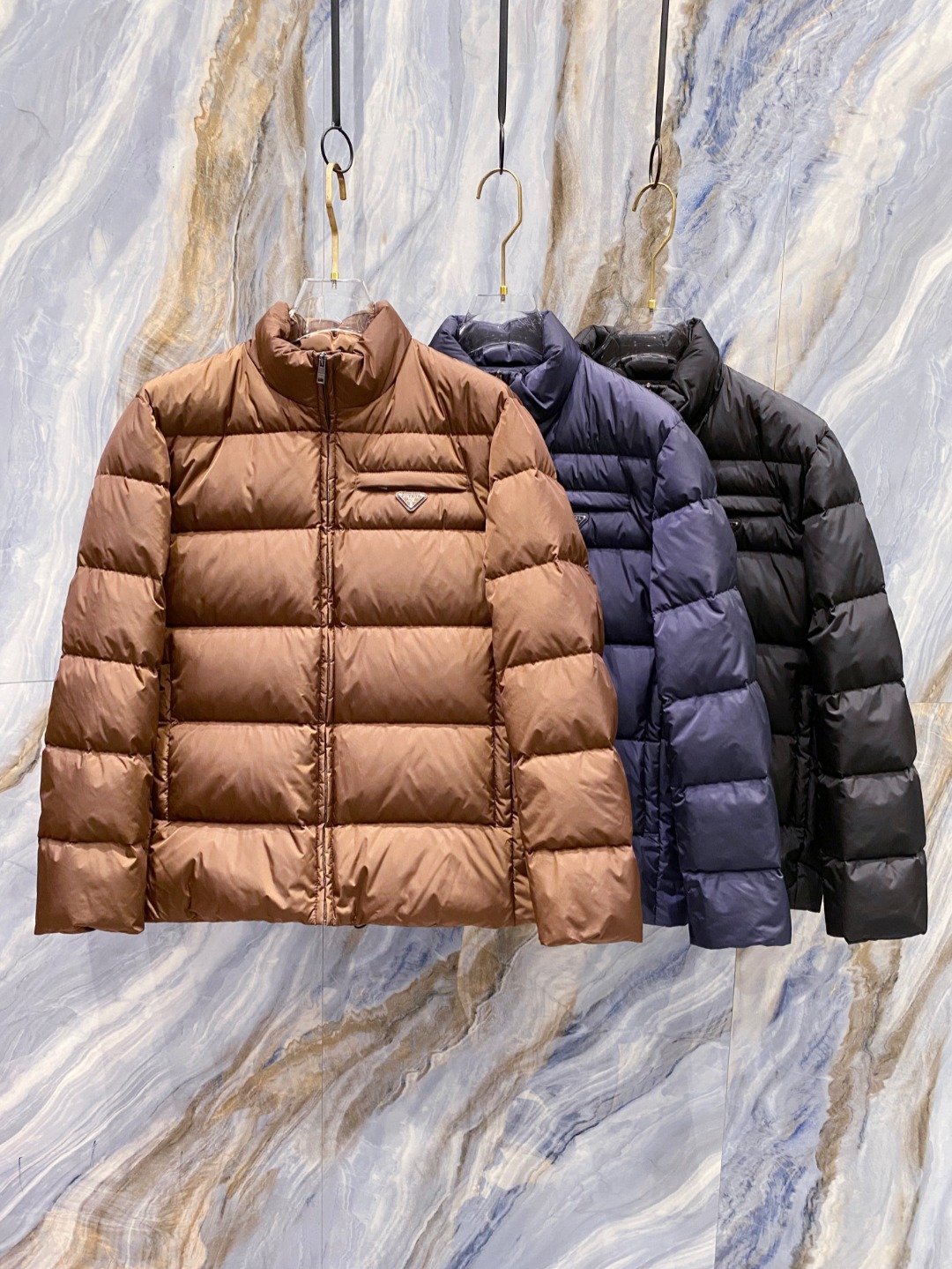 Prada 普拉达2025秋冬专柜同步新品发布，最新款羽绒服出货，全部原版购入，今年最新色，无论面料和辅