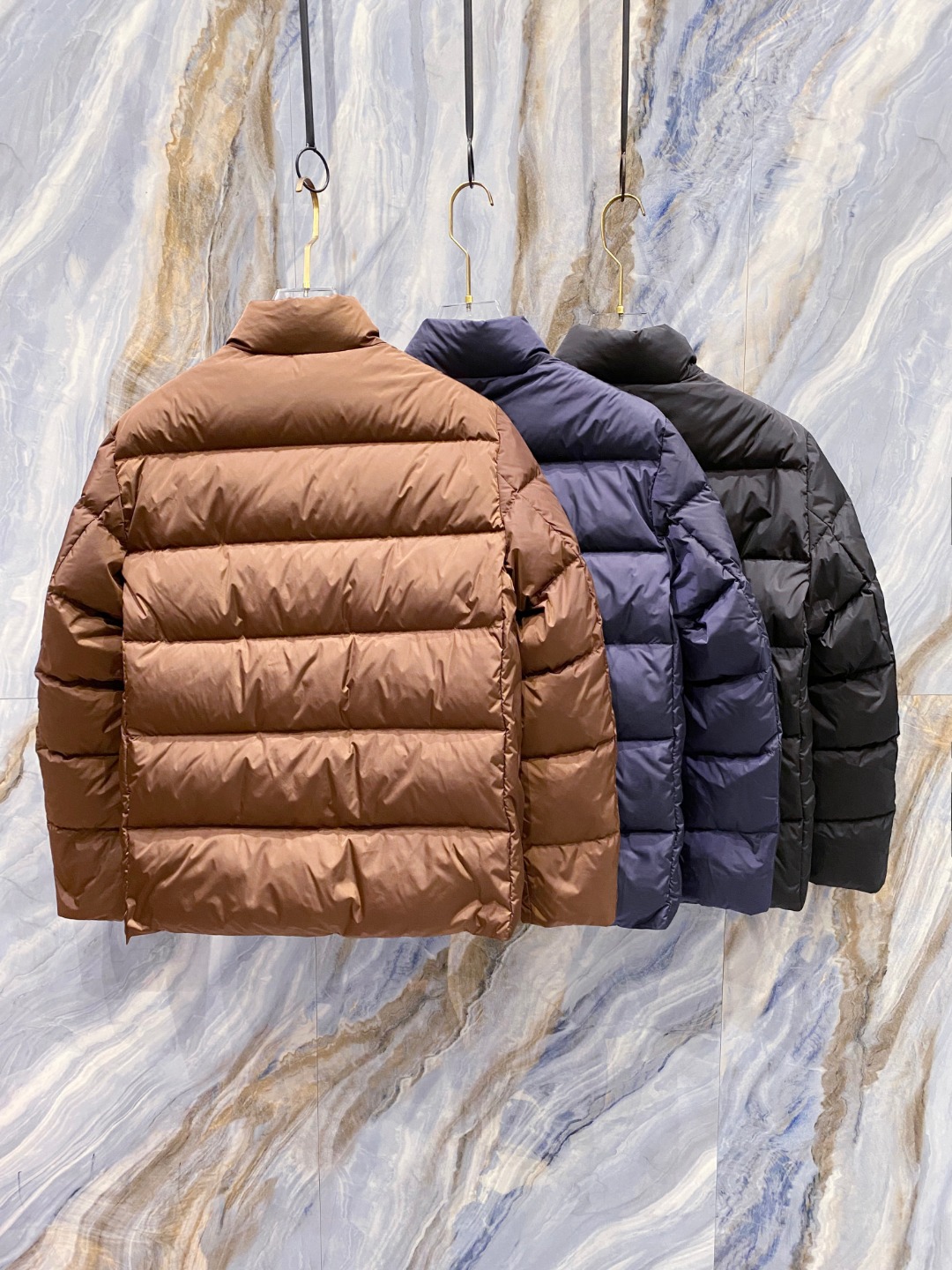 Prada 普拉达2025秋冬专柜同步新品发布，最新款羽绒服出货，全部原版购入，今年最新色，无论面料和辅