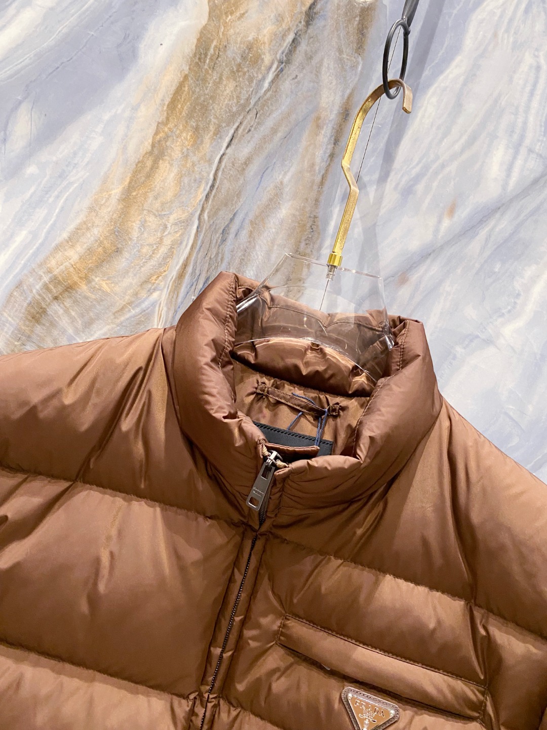 Prada 普拉达2025秋冬专柜同步新品发布，最新款羽绒服出货，全部原版购入，今年最新色，无论面料和辅