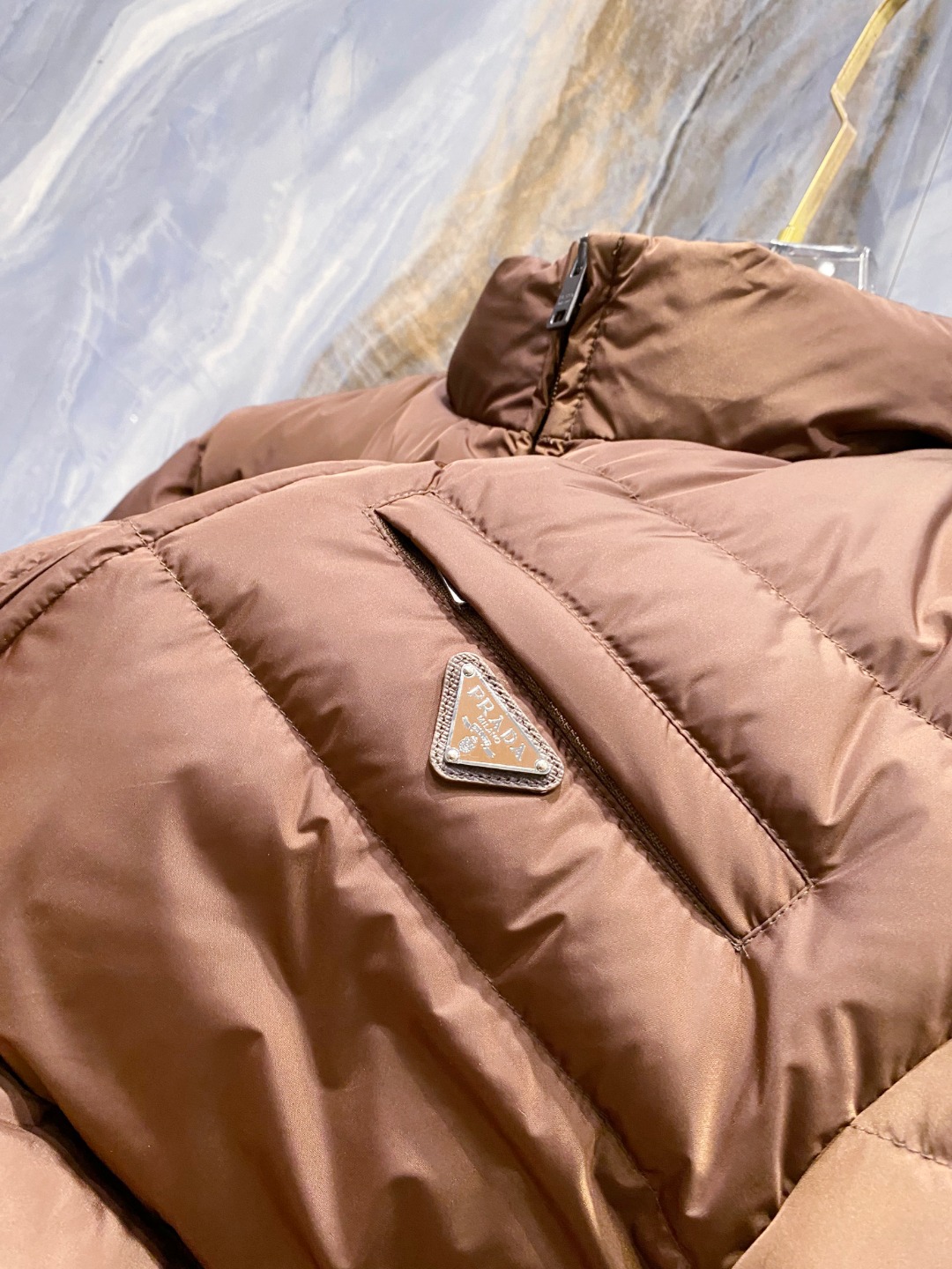Prada 普拉达2025秋冬专柜同步新品发布，最新款羽绒服出货，全部原版购入，今年最新色，无论面料和辅