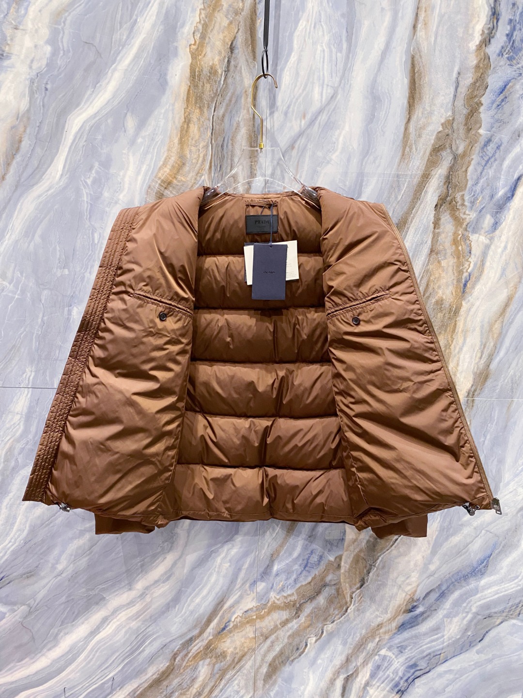 Prada 普拉达2025秋冬专柜同步新品发布，最新款羽绒服出货，全部原版购入，今年最新色，无论面料和辅