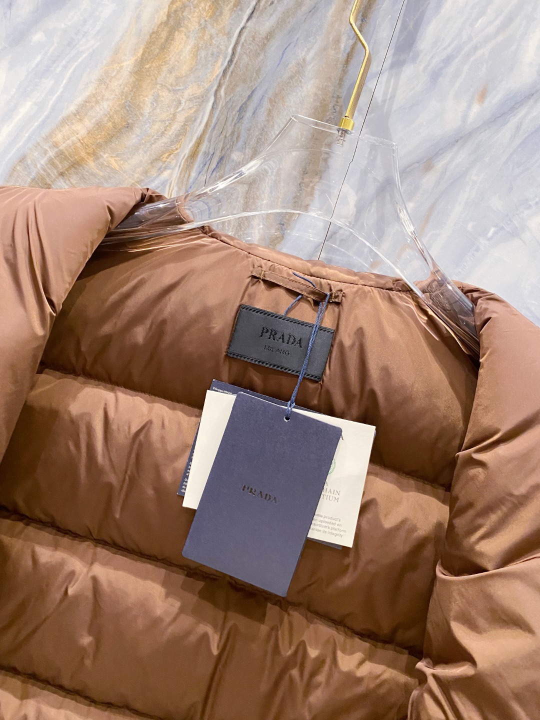 Prada 普拉达2025秋冬专柜同步新品发布，最新款羽绒服出货，全部原版购入，今年最新色，无论面料和辅