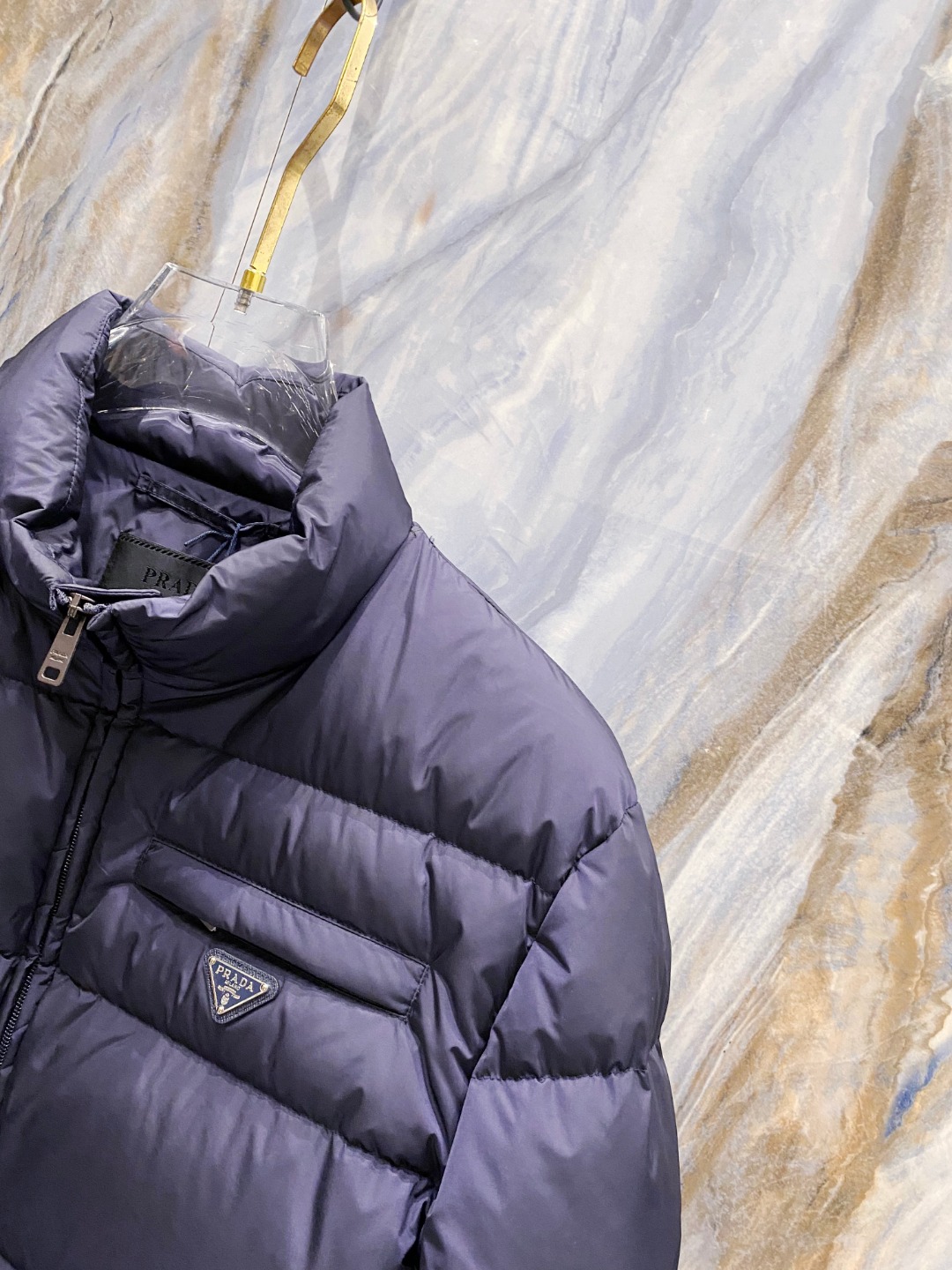 Prada 普拉达2025秋冬专柜同步新品发布，最新款羽绒服出货，全部原版购入，今年最新色，无论面料和辅