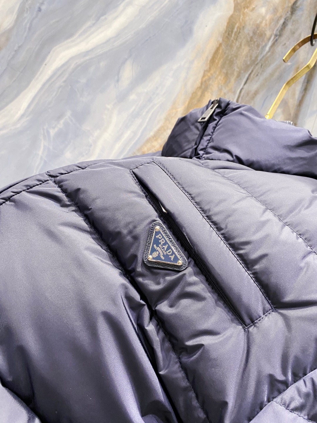 Prada 普拉达2025秋冬专柜同步新品发布，最新款羽绒服出货，全部原版购入，今年最新色，无论面料和辅
