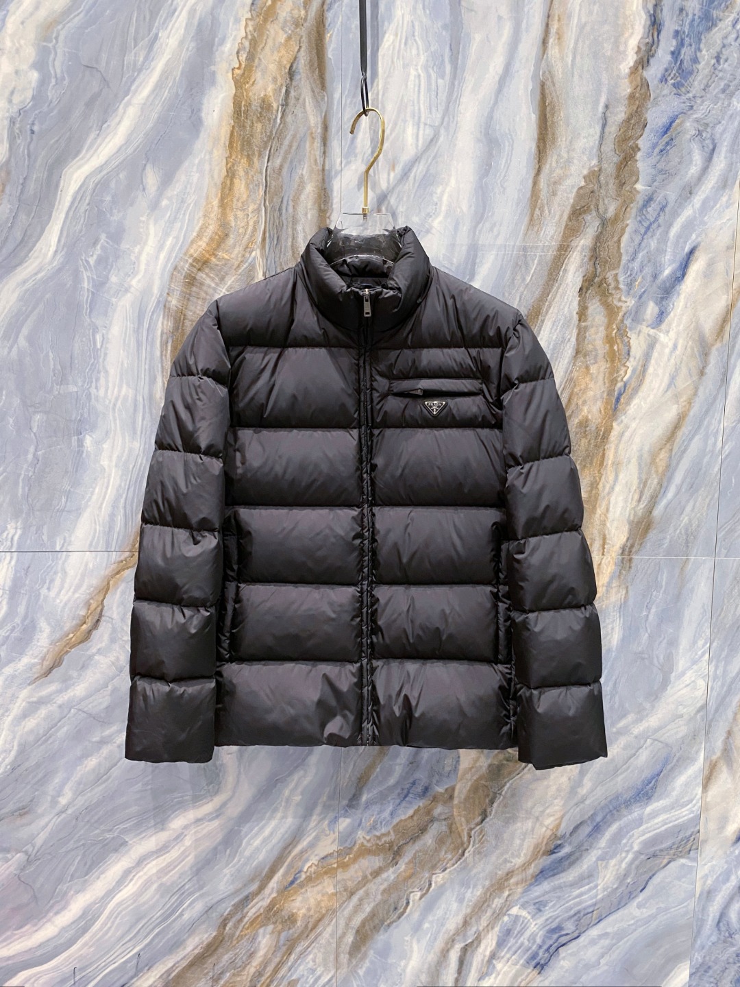 Prada 普拉达2025秋冬专柜同步新品发布，最新款羽绒服出货，全部原版购入，今年最新色，无论面料和辅