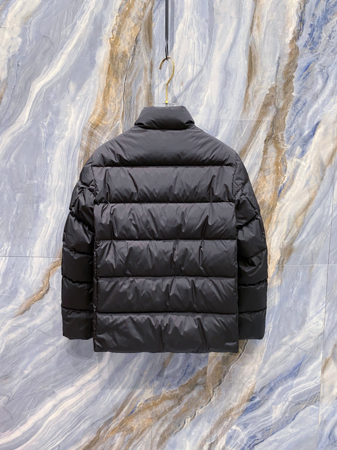 Prada 普拉达2025秋冬专柜同步新品发布，最新款羽绒服出货，全部原版购入，今年最新色，无论面料和辅