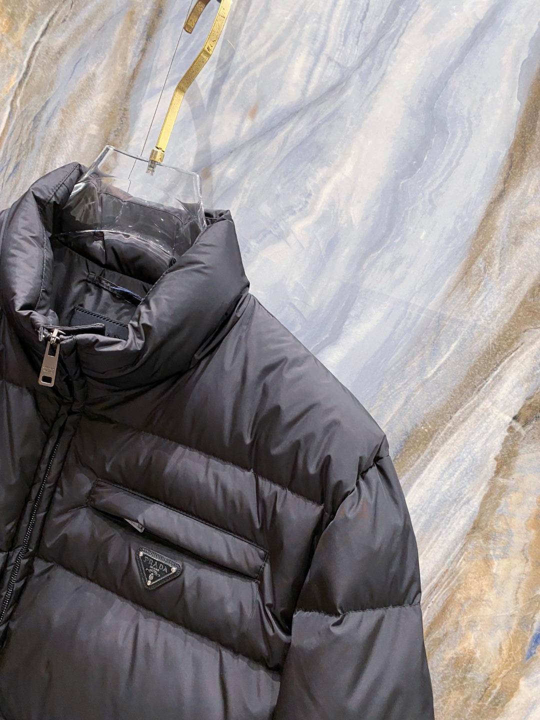 Prada 普拉达2025秋冬专柜同步新品发布，最新款羽绒服出货，全部原版购入，今年最新色，无论面料和辅