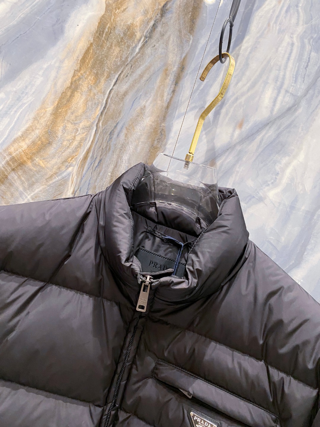 Prada 普拉达2025秋冬专柜同步新品发布，最新款羽绒服出货，全部原版购入，今年最新色，无论面料和辅