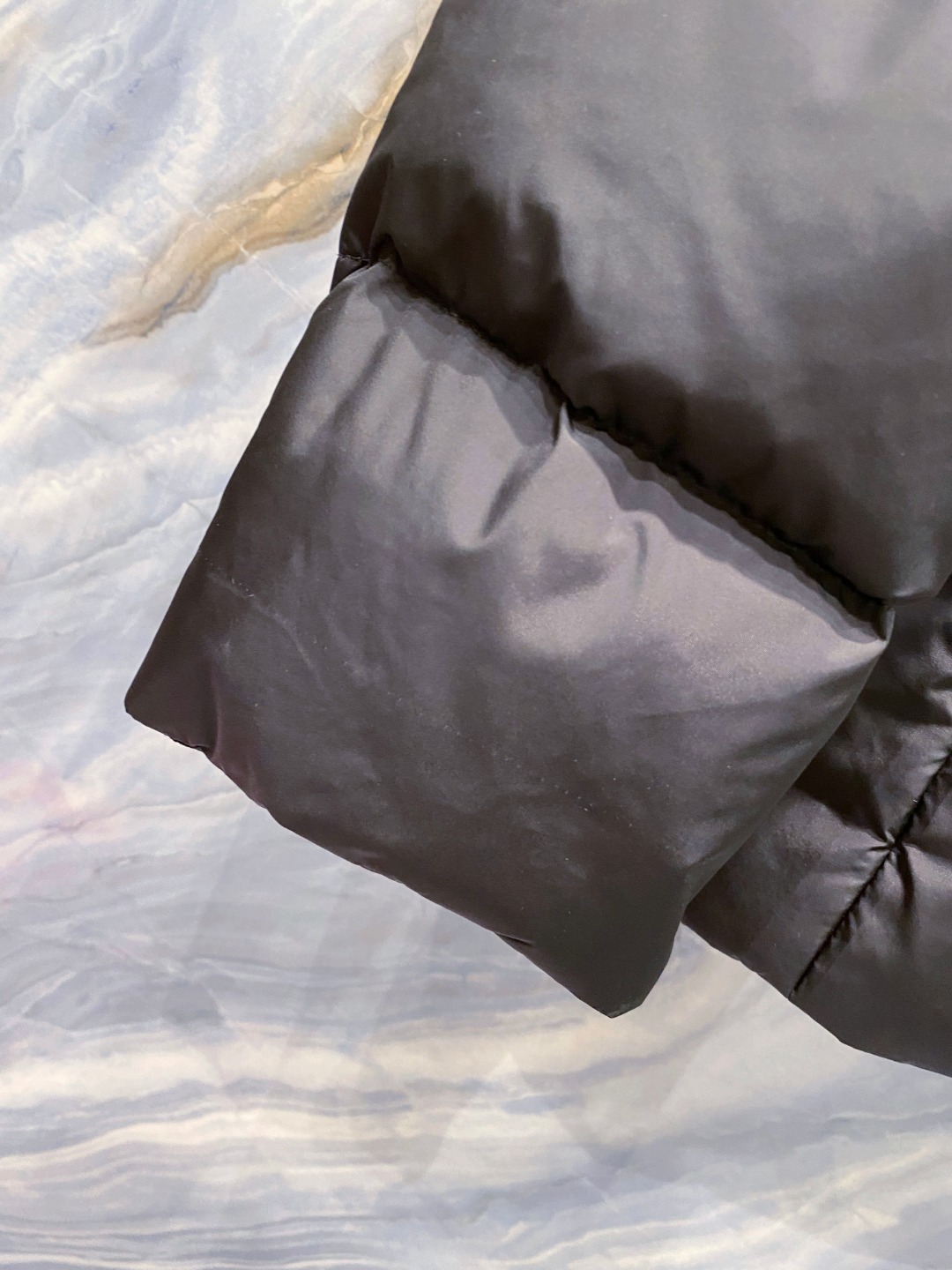 Prada 普拉达2025秋冬专柜同步新品发布，最新款羽绒服出货，全部原版购入，今年最新色，无论面料和辅