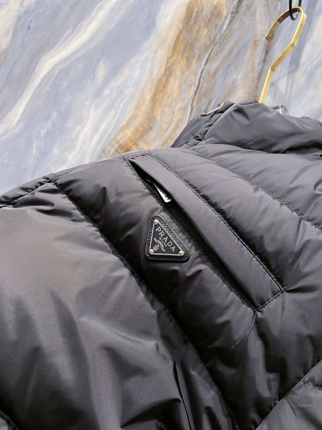 Prada 普拉达2025秋冬专柜同步新品发布，最新款羽绒服出货，全部原版购入，今年最新色，无论面料和辅