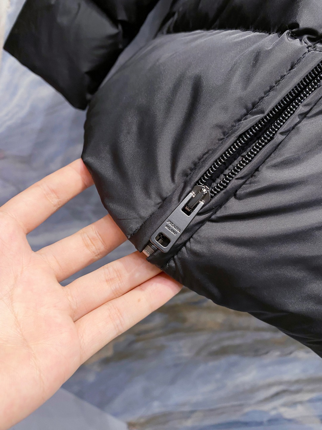 Prada 普拉达2025秋冬专柜同步新品发布，最新款羽绒服出货，全部原版购入，今年最新色，无论面料和辅