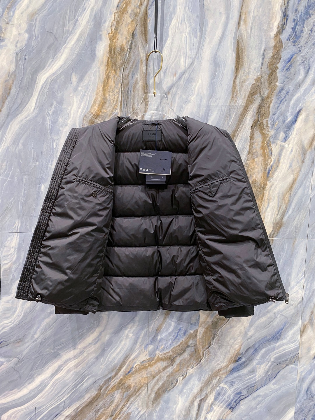 Prada 普拉达2025秋冬专柜同步新品发布，最新款羽绒服出货，全部原版购入，今年最新色，无论面料和辅