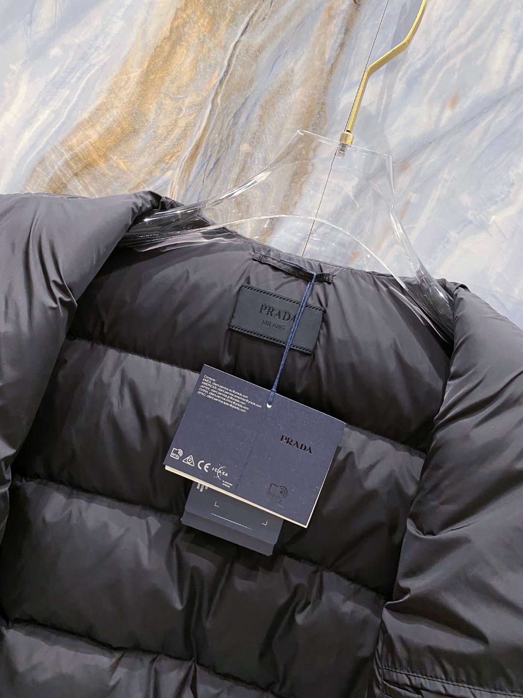 Prada 普拉达2025秋冬专柜同步新品发布，最新款羽绒服出货，全部原版购入，今年最新色，无论面料和辅