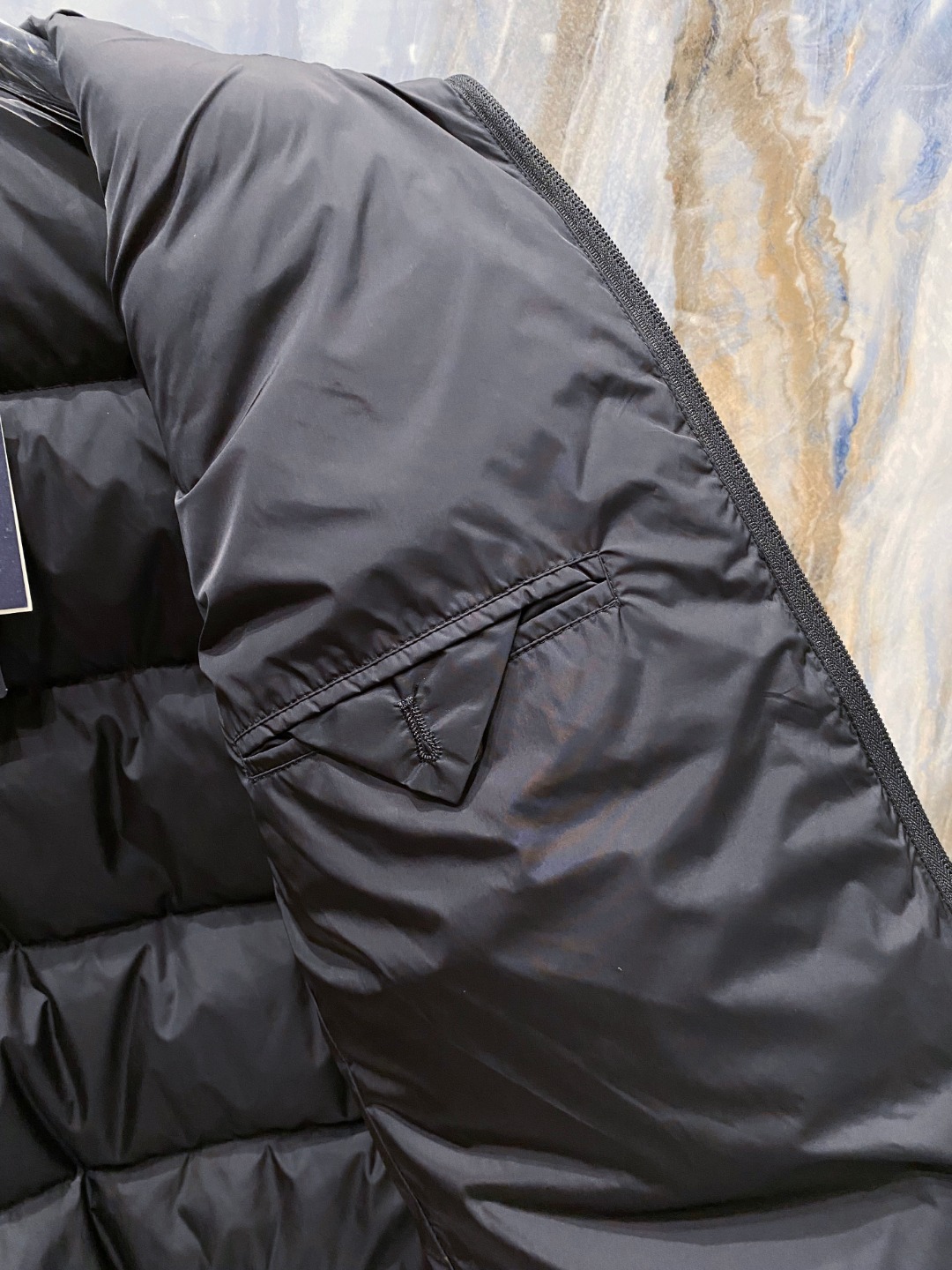 Prada 普拉达2025秋冬专柜同步新品发布，最新款羽绒服出货，全部原版购入，今年最新色，无论面料和辅