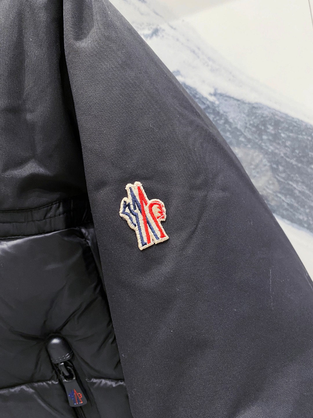 特级羽绒⬆️ Moncler Grenoble男士Morgins羊毛皮拼接里羽绒服.高端单品.原版购入开