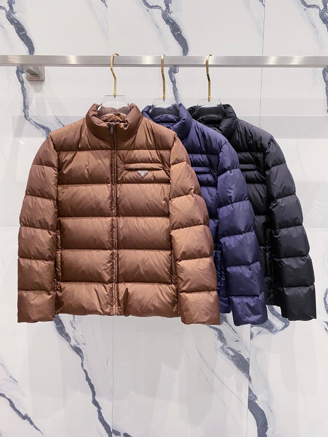 Prada 普拉达2025秋冬专柜同步新品发布，最新款羽绒服出货，全部原版购入，今年最新色，无论面料和辅