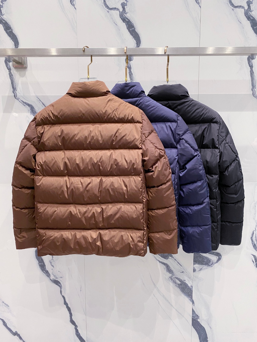 Prada 普拉达2025秋冬专柜同步新品发布，最新款羽绒服出货，全部原版购入，今年最新色，无论面料和辅