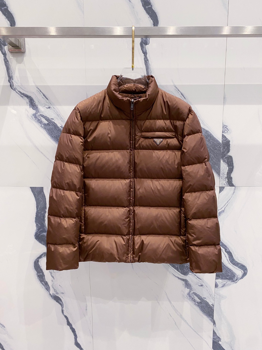 Prada 普拉达2025秋冬专柜同步新品发布，最新款羽绒服出货，全部原版购入，今年最新色，无论面料和辅