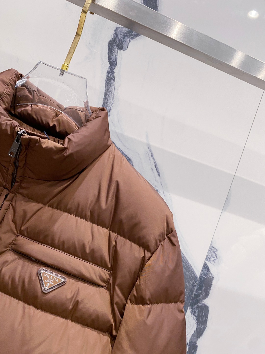 Prada 普拉达2025秋冬专柜同步新品发布，最新款羽绒服出货，全部原版购入，今年最新色，无论面料和辅