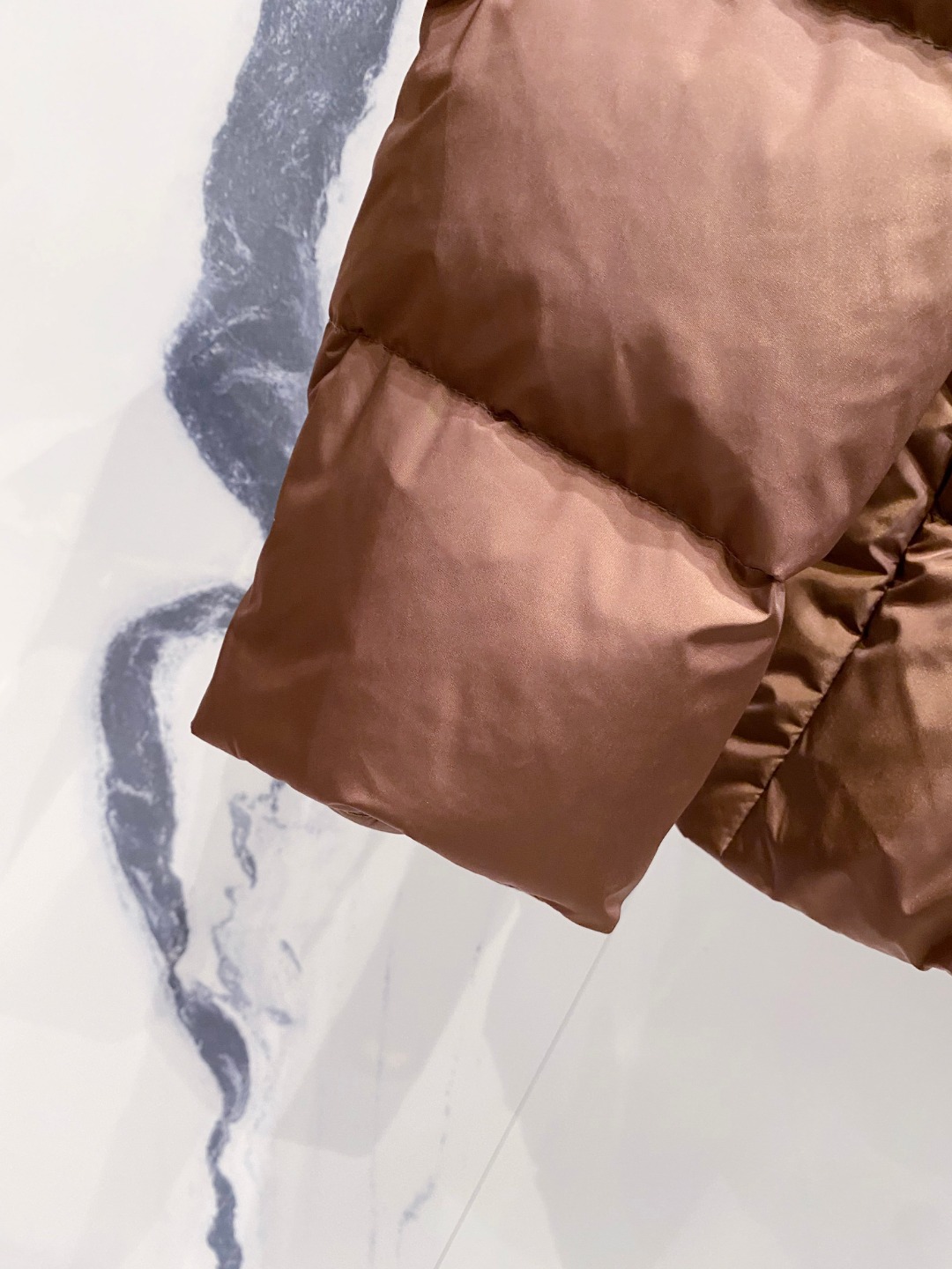 Prada 普拉达2025秋冬专柜同步新品发布，最新款羽绒服出货，全部原版购入，今年最新色，无论面料和辅