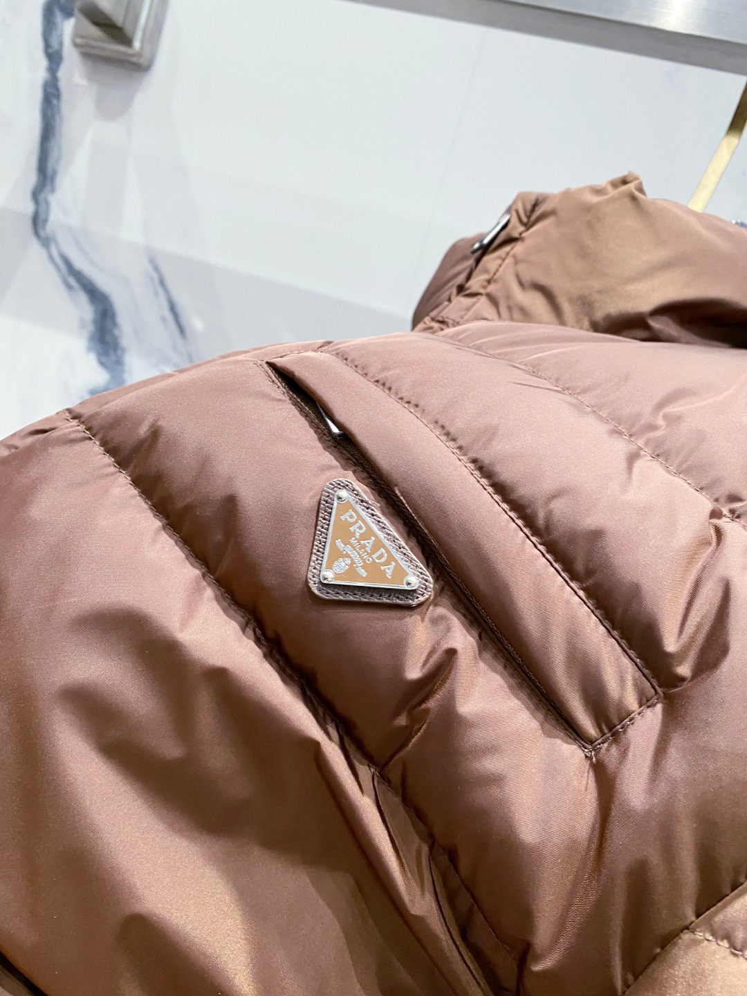 Prada 普拉达2025秋冬专柜同步新品发布，最新款羽绒服出货，全部原版购入，今年最新色，无论面料和辅