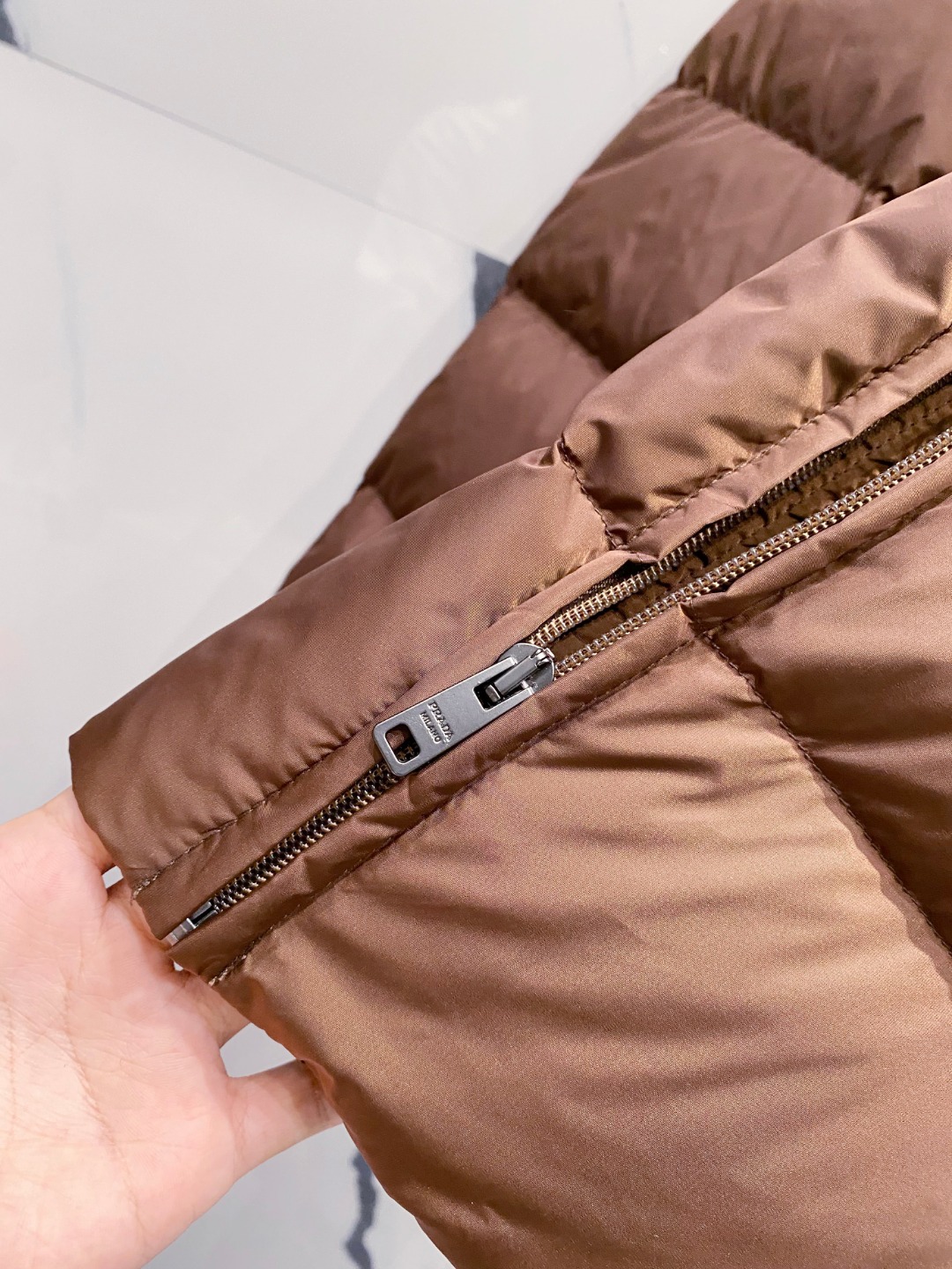 Prada 普拉达2025秋冬专柜同步新品发布，最新款羽绒服出货，全部原版购入，今年最新色，无论面料和辅