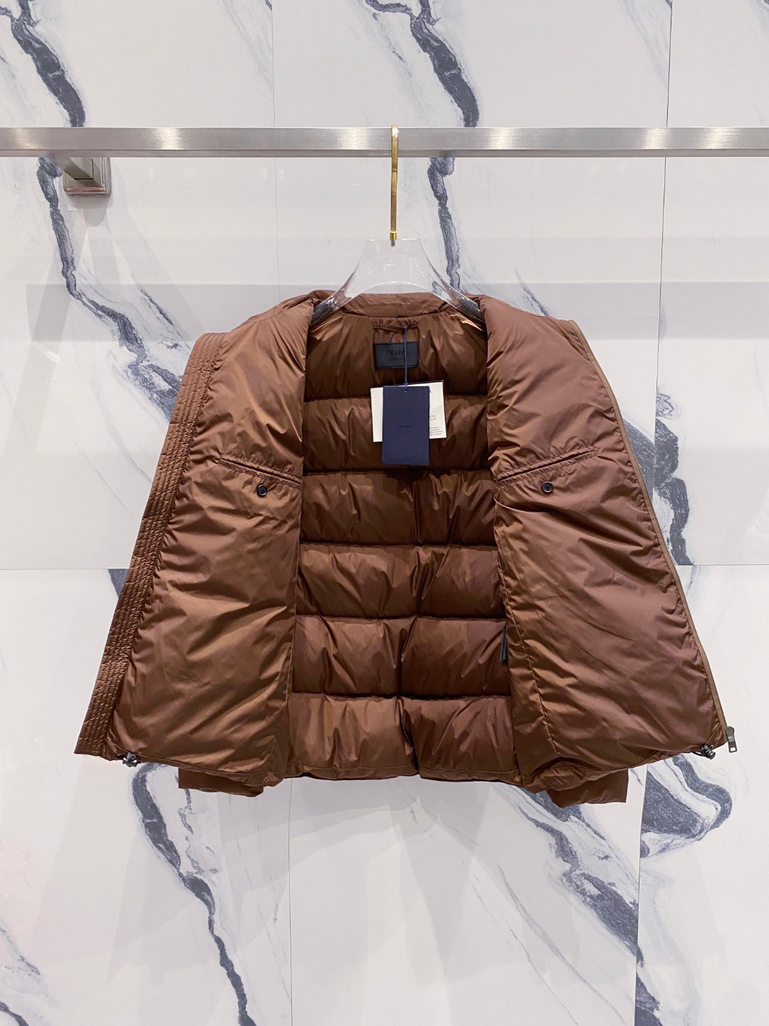 Prada 普拉达2025秋冬专柜同步新品发布，最新款羽绒服出货，全部原版购入，今年最新色，无论面料和辅