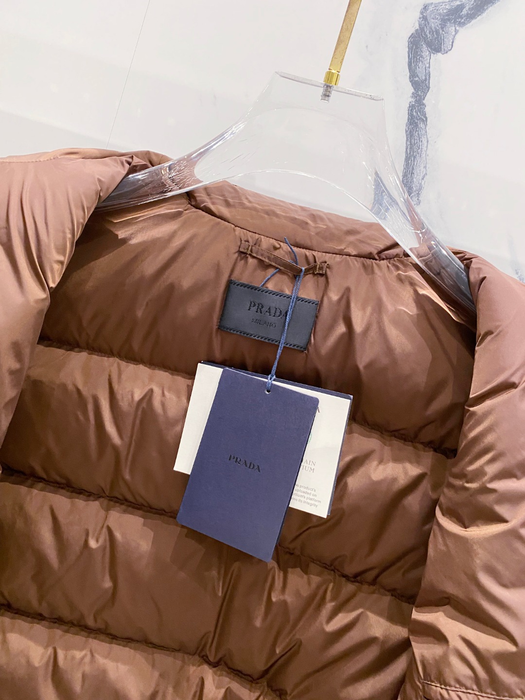 Prada 普拉达2025秋冬专柜同步新品发布，最新款羽绒服出货，全部原版购入，今年最新色，无论面料和辅