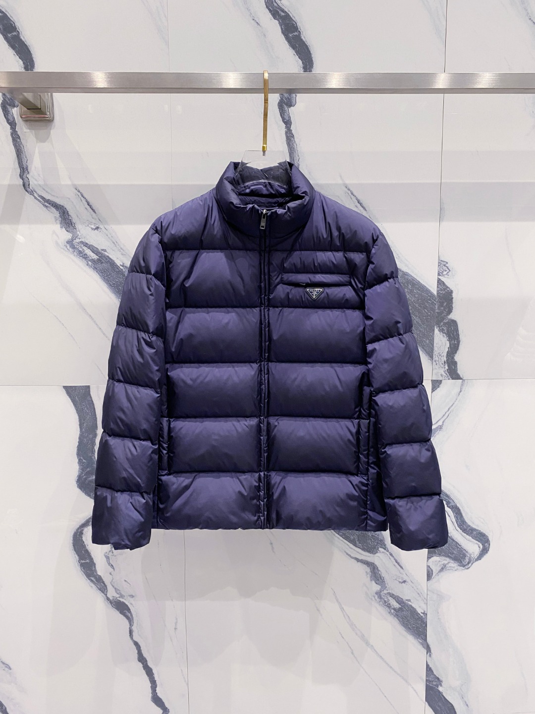 Prada 普拉达2025秋冬专柜同步新品发布，最新款羽绒服出货，全部原版购入，今年最新色，无论面料和辅