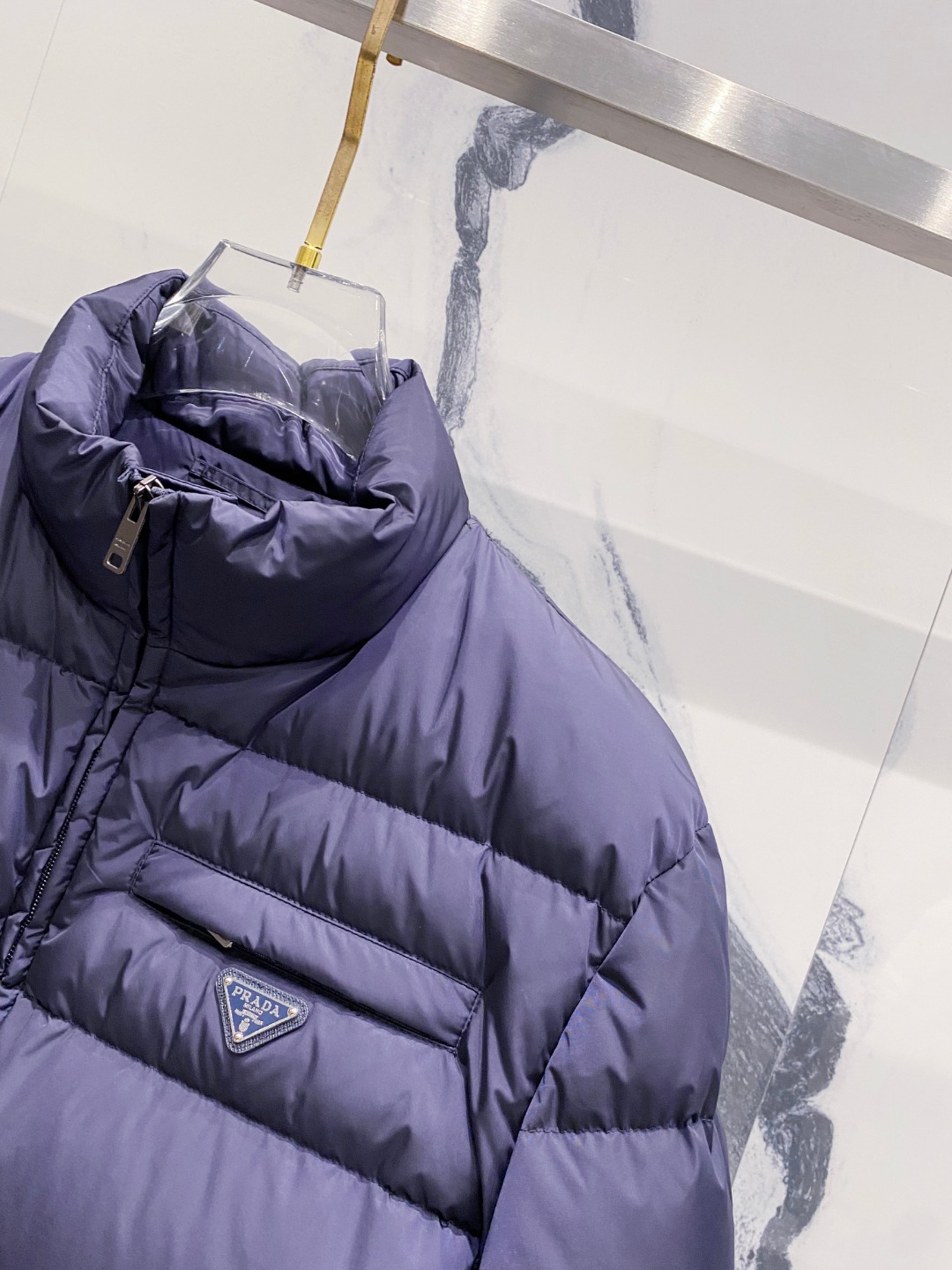 Prada 普拉达2025秋冬专柜同步新品发布，最新款羽绒服出货，全部原版购入，今年最新色，无论面料和辅