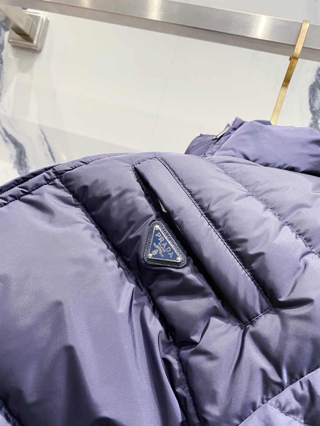 Prada 普拉达2025秋冬专柜同步新品发布，最新款羽绒服出货，全部原版购入，今年最新色，无论面料和辅