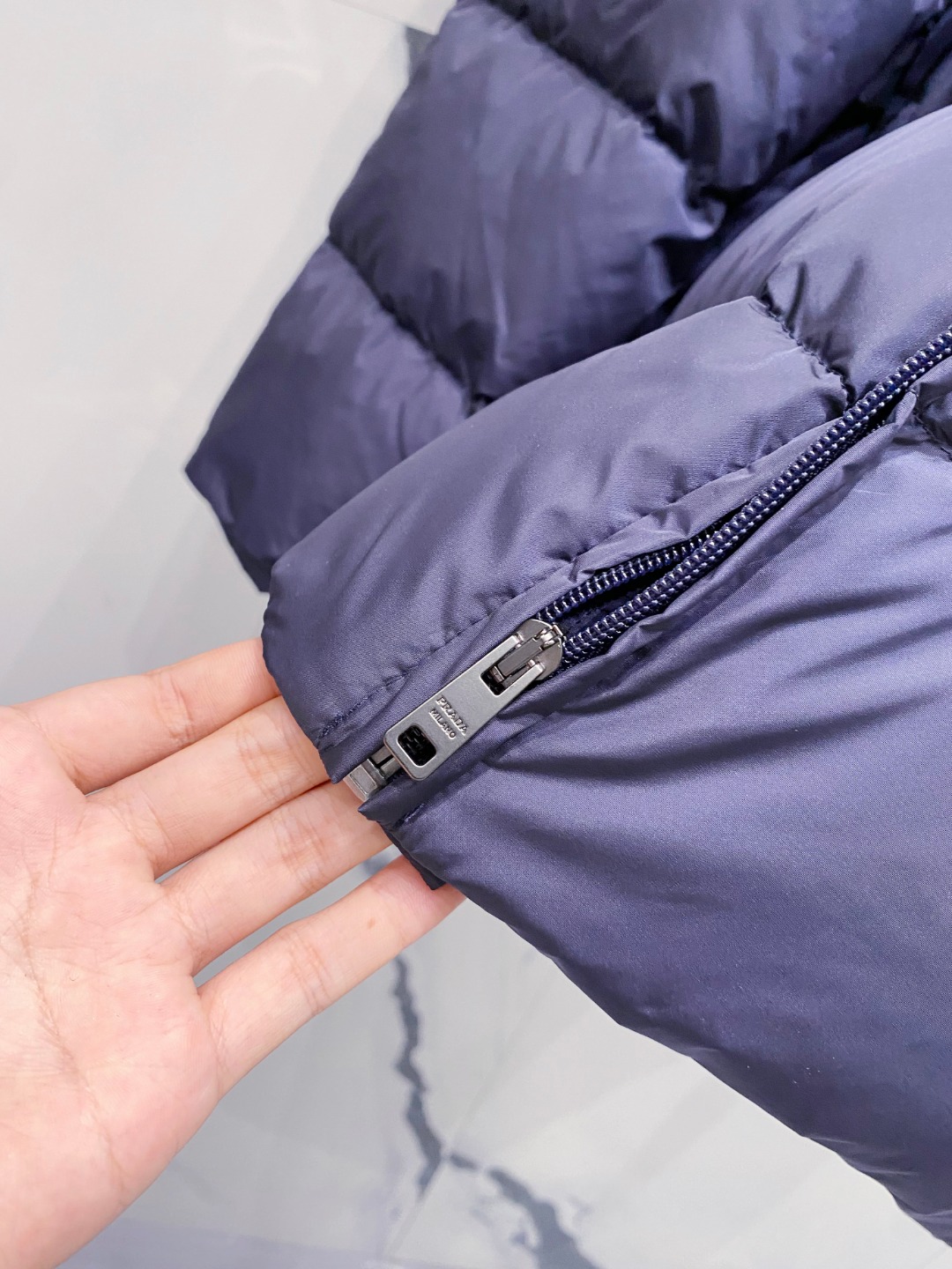 Prada 普拉达2025秋冬专柜同步新品发布，最新款羽绒服出货，全部原版购入，今年最新色，无论面料和辅