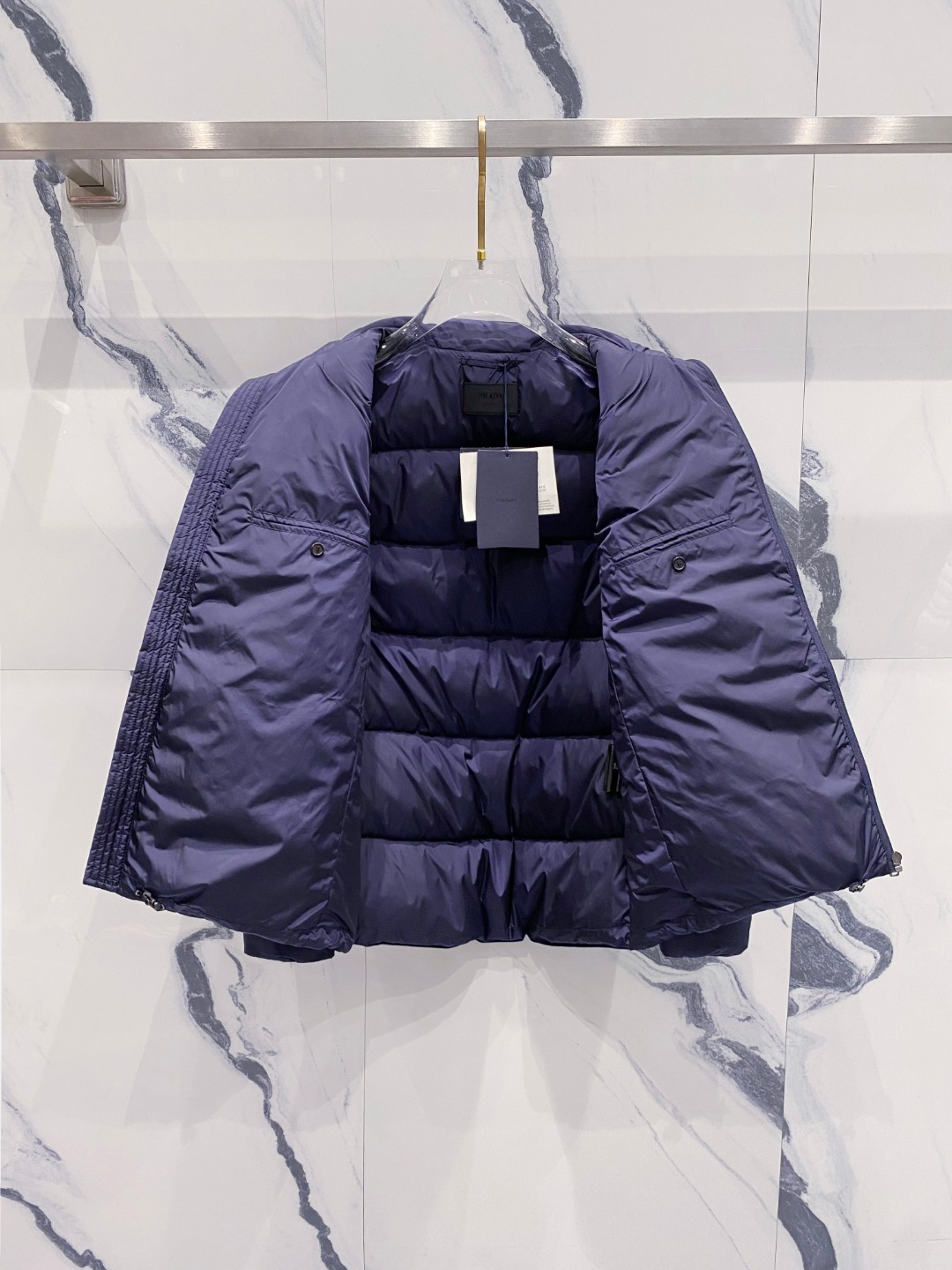 Prada 普拉达2025秋冬专柜同步新品发布，最新款羽绒服出货，全部原版购入，今年最新色，无论面料和辅