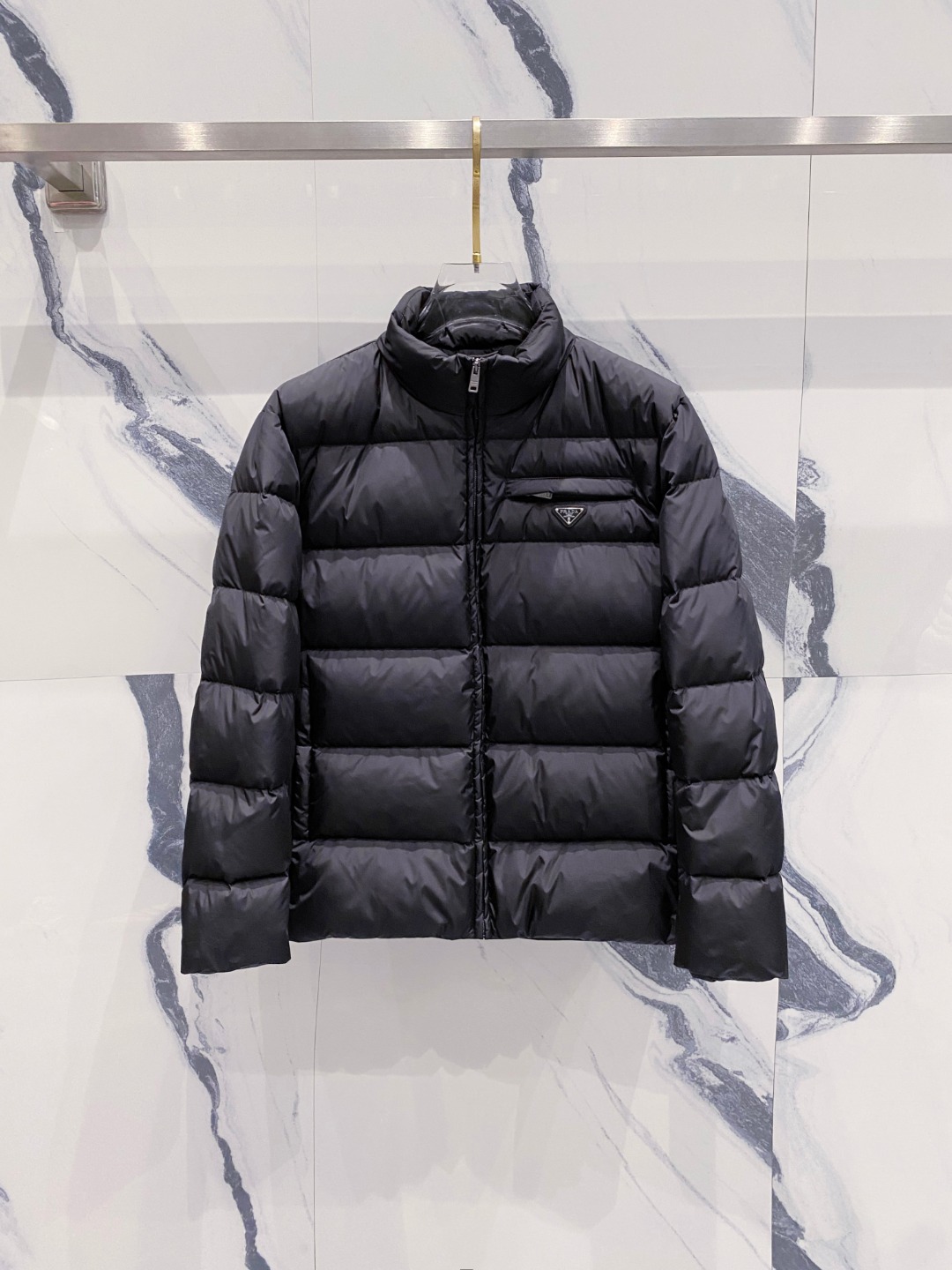 Prada 普拉达2025秋冬专柜同步新品发布，最新款羽绒服出货，全部原版购入，今年最新色，无论面料和辅