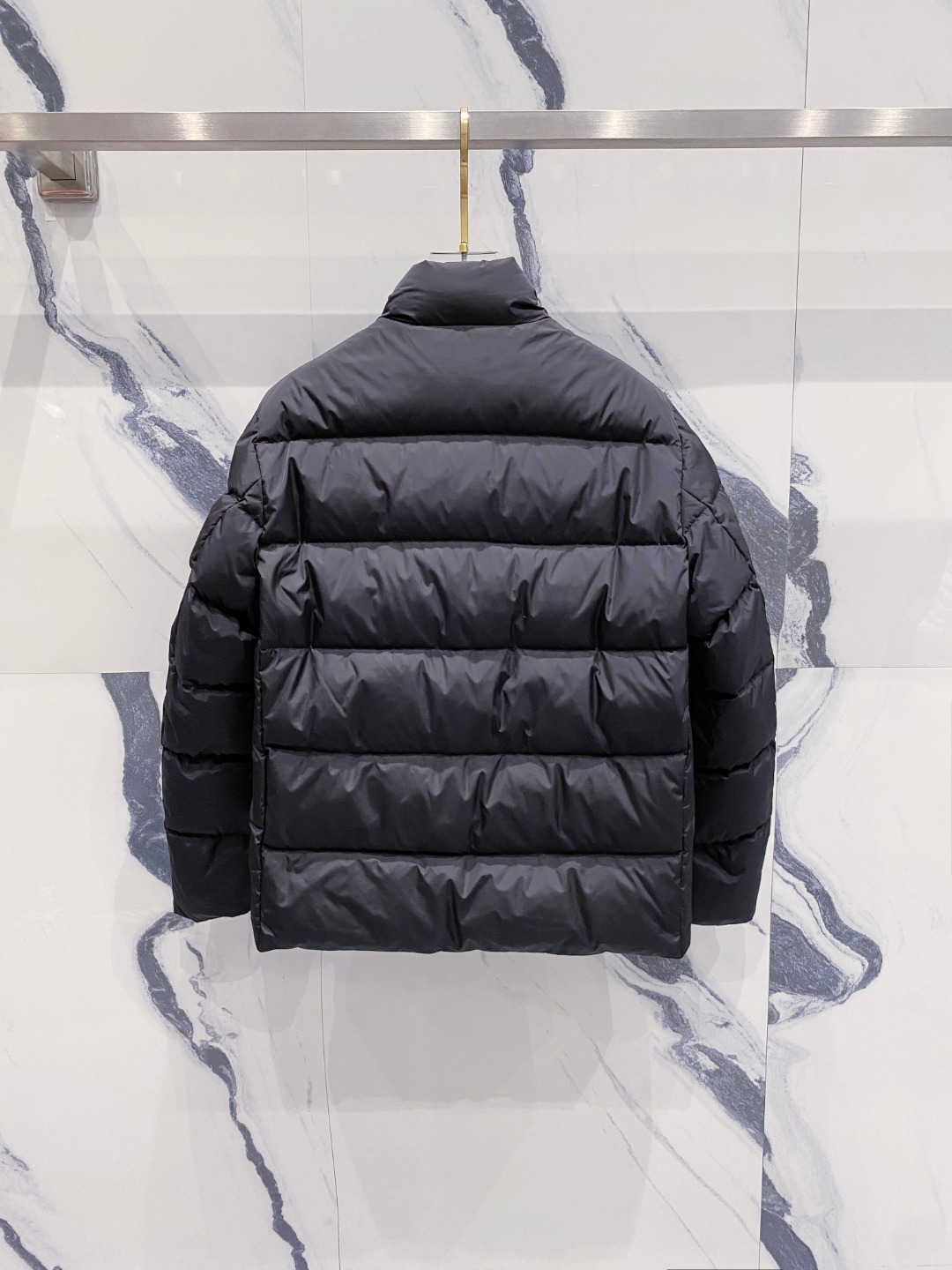 Prada 普拉达2025秋冬专柜同步新品发布，最新款羽绒服出货，全部原版购入，今年最新色，无论面料和辅